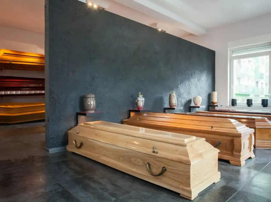 trumny i urny w zakładzie pogrzebowym
